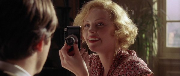 《战火情天》(head in the clouds)wiki\/国英双语